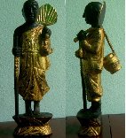 Moine thailandais en bois sculpté, orné de feuille d'or